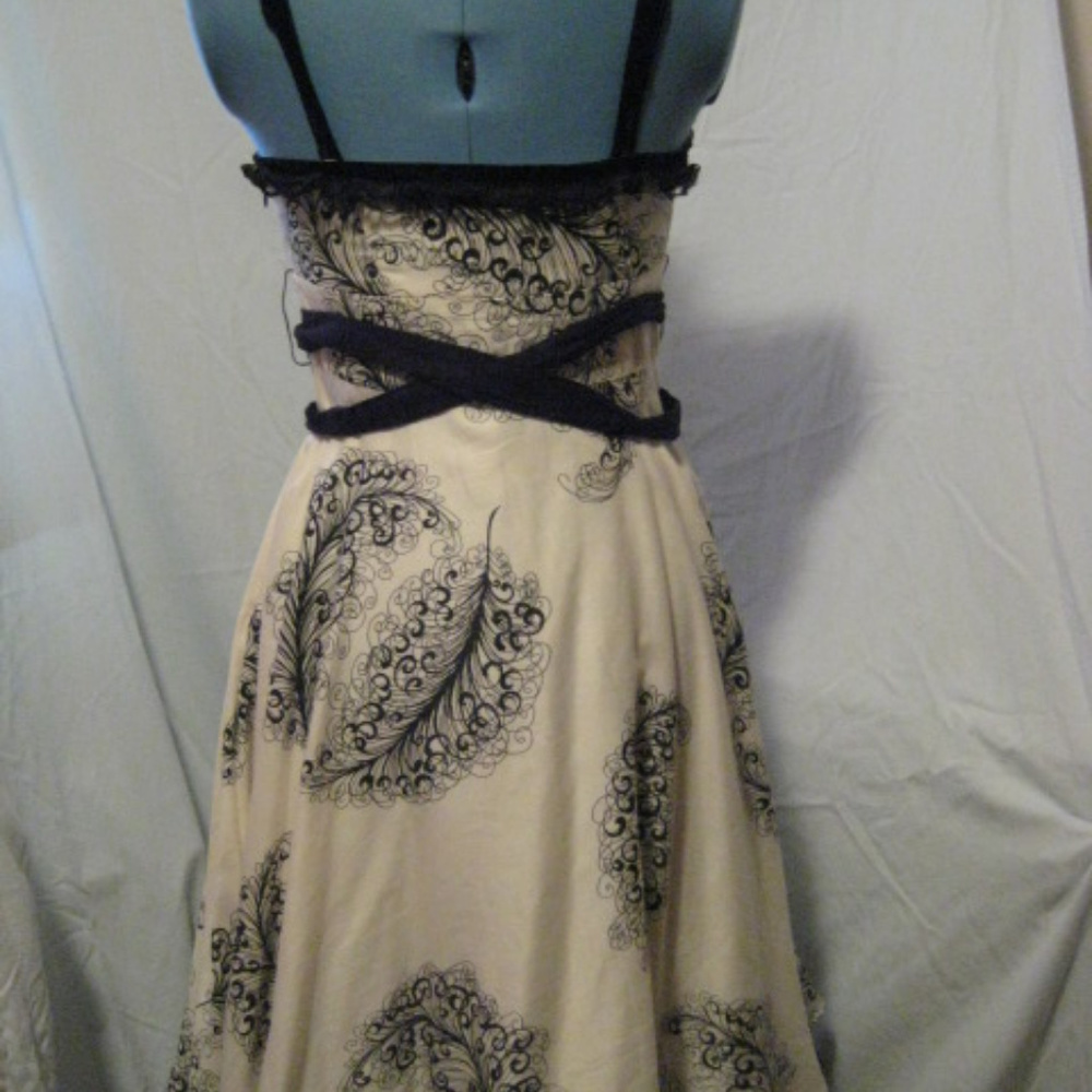 Black and white feather dress - Picture 3 of 8
